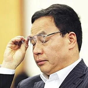 身价掉千亿，股票被强停，首富李河君何去何从？