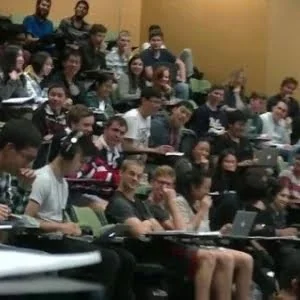 澳大学生上课看色情片 耳机没插好！！囧