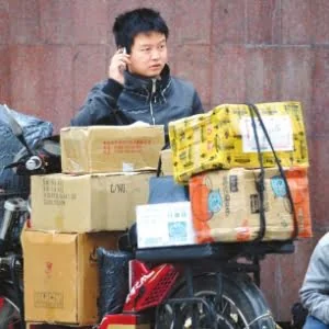 节日密集部分快递网点爆仓 远距邮件“迟到”