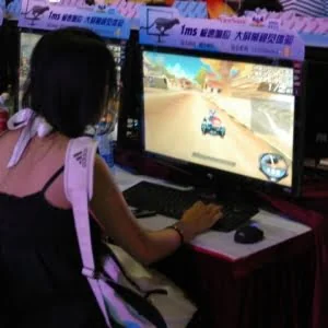 80后女员工吞300万**玩网游 日均充值1万