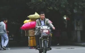 独臂快递哥去年月入三万今年要破纪录