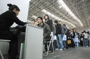 本科生求职当技工遭拒 企业：要求大专以下学历