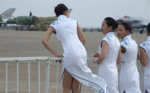 女生冒充空姐4年骗男网友30万：备注SB