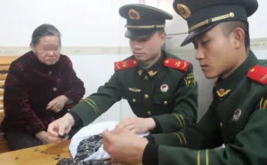 老太身绑万余张内存卡过海关被查
