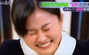日本女优体验VR受惊崩溃 摔坏10万日元设备