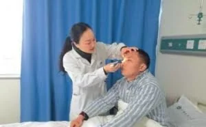 男子痴迷电视近视2000度：感觉自己瞎了