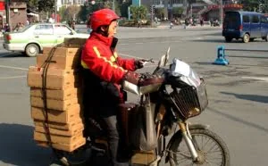 50名快递员被拘留800辆快递车被扣？深圳交警回应