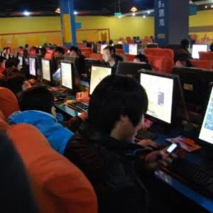 男子嫌网吧网速慢 暴揍邻桌