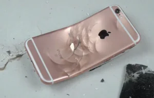 东莞大学老师让学生自己砸手机：不然就挂科
