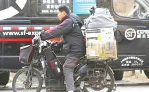 顺丰小哥被打惹快递业众怒 职业尊严何处安放？