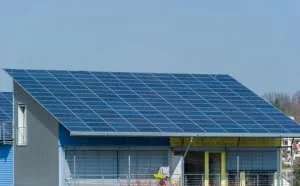 花80万楼顶建光伏发电站 村民：卖电比收房租靠谱
