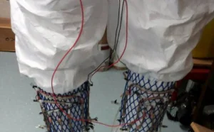 全新黑科技：一双可以用尿液发电的袜子