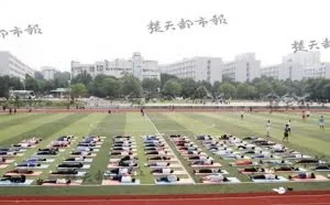 武汉60名女大学生操场直播午休 呼吁关注睡眠