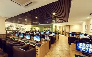 15岁少年网吧吃住20天 亲属差点认不出