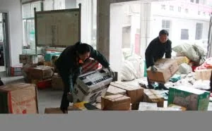 男子跟踪快递车趁人去送货撬盗