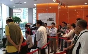 老人在联通大厅追砍营业员 只因办理业务遭拒