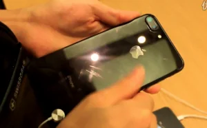 男子官方零售店专划亮黑iPhone 7