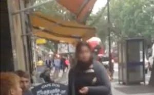 实拍英国女乞丐快速偷走中国游客iPhone 6