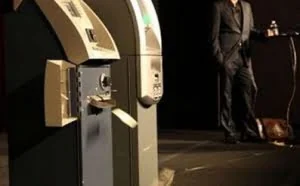 黑客中的战斗机：日赚美金五位数 法拉利和保时捷只是福利