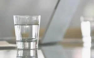 最新研究结果推翻了我们“一天八杯水”的观点