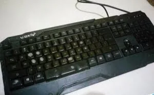 如何快速有效地清理电脑键盘?