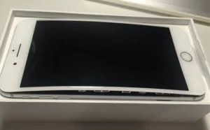 国内网友官网购 iPhone 7 Plus 开裂 屏幕翘起