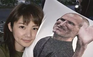 一位日本网红科技记者与乔布斯抱枕的故事