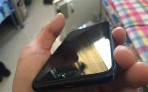 亮黑iPhone 7掉漆 网友用补漆笔修复
