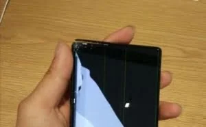 小米MIX店内首摔：边框和屏幕都出现损坏