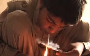 直播模仿“吸毒” 斗鱼主播被拘5天