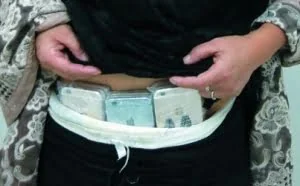 女子身绑64部手机入境被查 22部藏在裆部