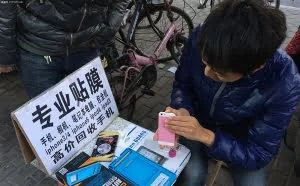 手机贴膜后摔碎屏：贴膜店被索赔5000多