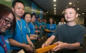 因抢一个月饼惨遭阿里开除 如今的他把生活过成这样