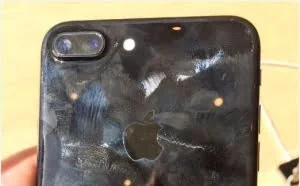 亮黑色 iPhone 7 Plus “裸奔”三个月：会变成啥样？