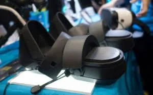 全方位的沉浸体验：这双VR鞋让你能在虚拟世界漫步