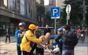 老人专偷外卖 三大外卖骑手联手将其围殴