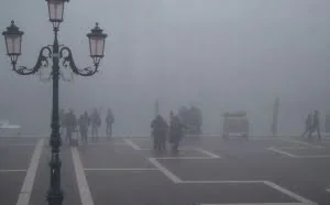 专家：春节后重现雾霾 烟花爆竹系帮凶非主因