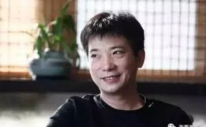 他高中辍学 摆过地摊 做过水泥工 如今身家超200亿！
