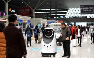 全国首款警察机器人亮相郑州高铁站