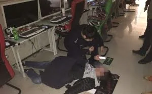 小伙网吧倒地吐血：快扶我起来 要赢了