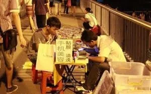 自动手机贴膜的机器人诞生，天桥上月收入过万的职业面临消失