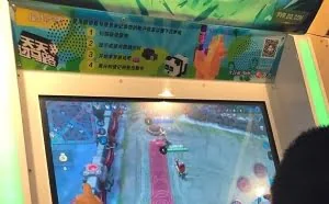 小学生在街机上玩《王者荣耀》 画面太美