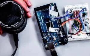 黑客入侵智能手机新手法：声波攻击加速度传感器！