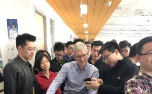 苹果CEO库克现身ofo总部 试骑小黄车
