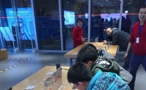 [图]小米之家秒变“网吧”小学生组团霸占