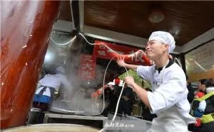 成都拉面小哥爆红20天 要求加薪跟老板谈崩辞职