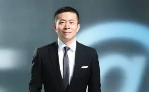 他的产品跟推特不相上下，月活3亿用户，市值超100亿