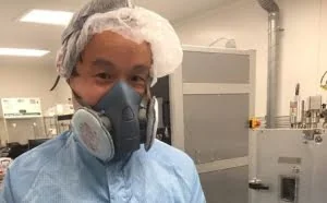 把世界上最黑的物质放身前拍照