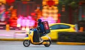广州外卖小哥群体调查：真的能“月入过万”？