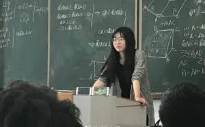 学生上课玩《王者荣耀》 女老师：静静看着你挂机被举报